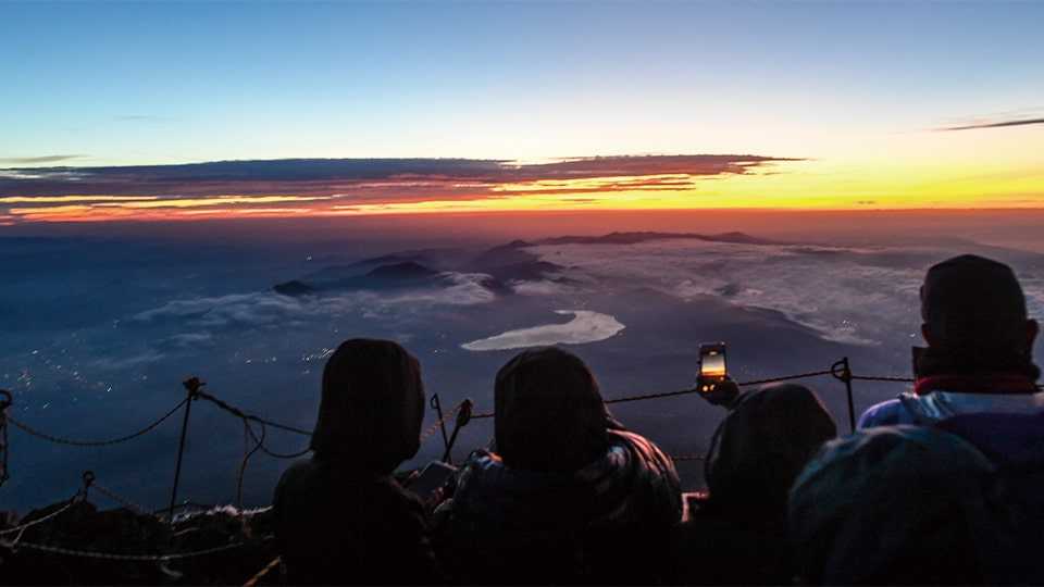 ご来光 バス 飛行機 新幹線で行く富士山登山ツアー