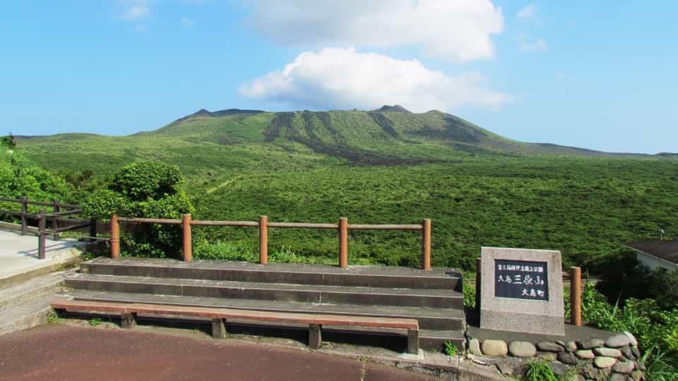 四季折々の表情を見せる三原山。桧展望風呂・露天風呂から一望できます。