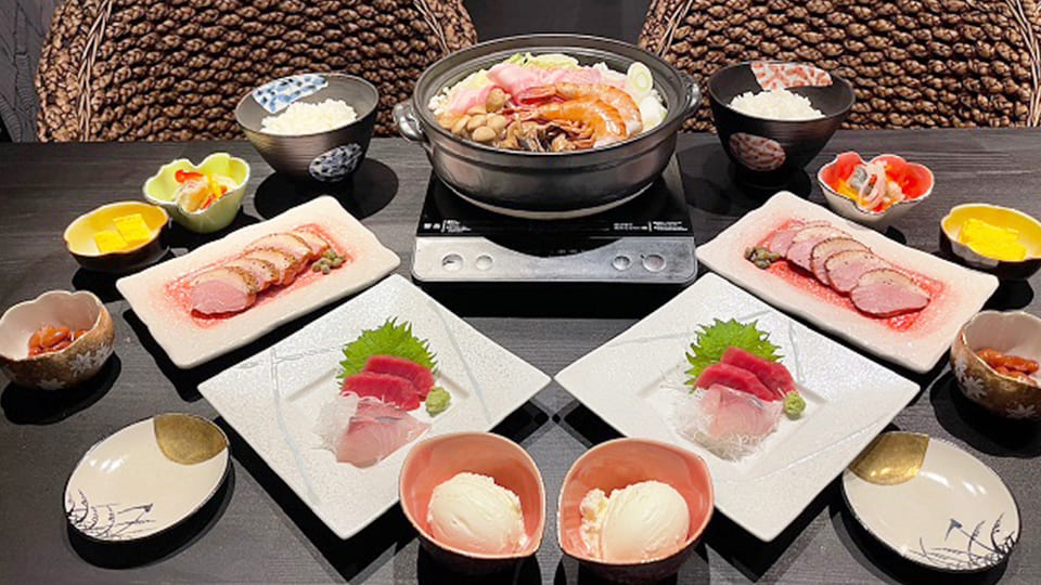 オプションで鍋や海の幸を味わえる夕食も追加可能。