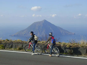 ●八丈富士鉢巻き道路から八丈小島を望む