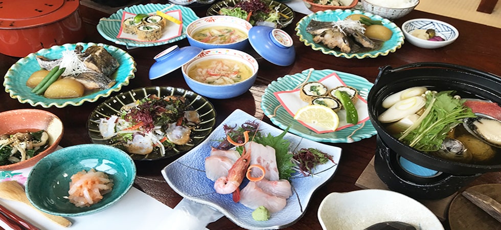 この宿泊施設の夕食（一例）です。食事の提供がない宿泊施設の場合はお近くの飲食店をご利用ください。