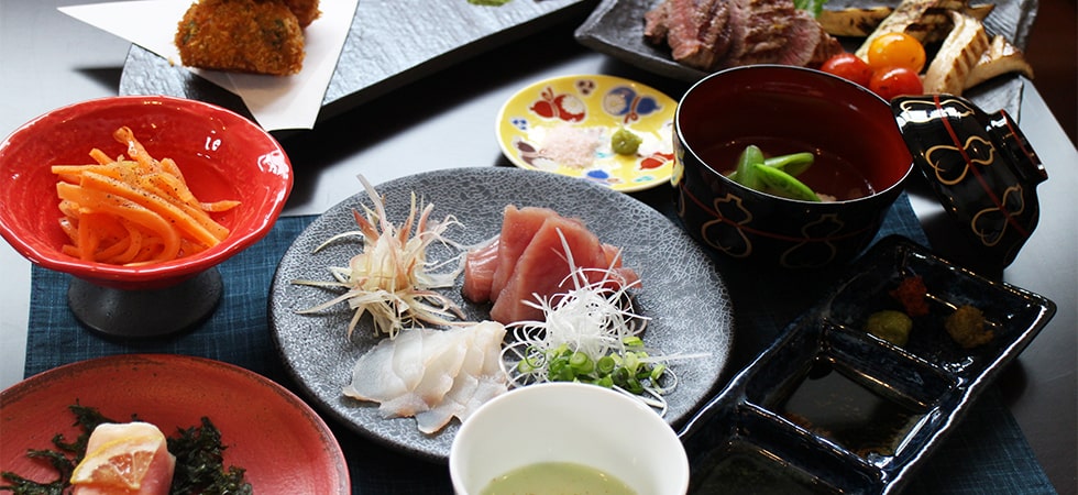 この宿泊施設の夕食（一例）です。食事の提供がない宿泊施設の場合はお近くの飲食店をご利用ください。