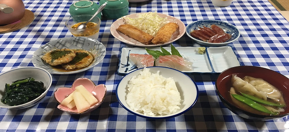 この宿泊施設の夕食（一例）です。食事の提供がない宿泊施設の場合はお近くの飲食店をご利用ください。