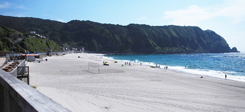 約800mに渡って真っ白な砂浜が続く前浜海岸。神津島のビーチといえばこちらです。