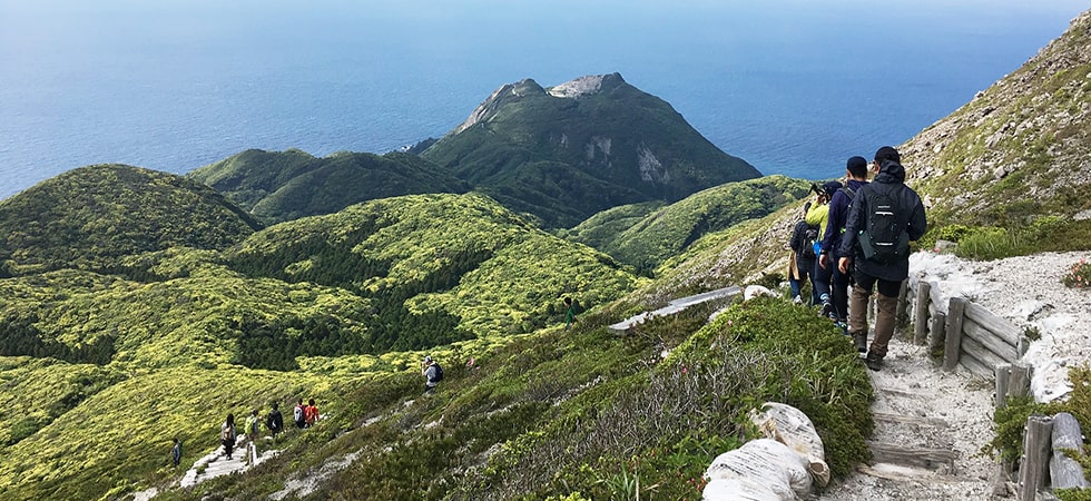 標高572m、山頂からの眺めは爽快。登山道中も砂漠や岩地、池など様々な景観を楽しめる。