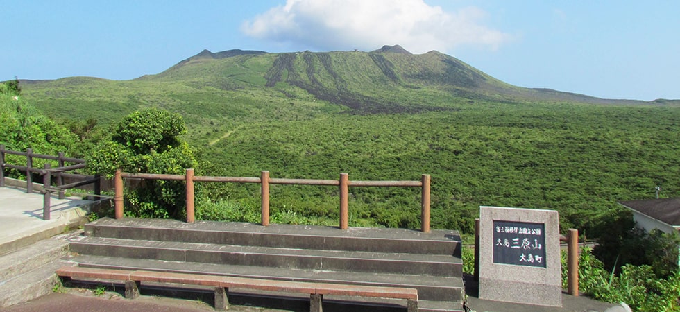 島の中央に位置する三原山は伊豆大島のシンボル。裏は砂漠になっていて、知る人ぞ知るパワースポットです。