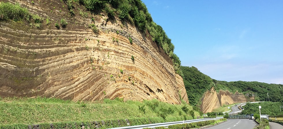 まるでバウムクーヘンのような地層断面。伊豆大島で人気のフォトスポットです。
