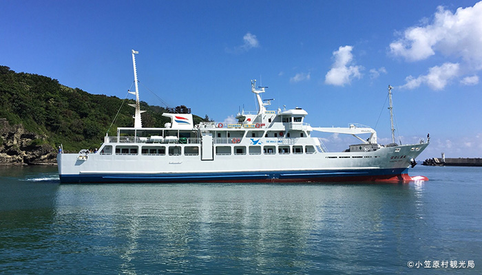 母島・沖港を出港するははじま丸